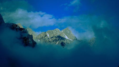 gray foggy mountain